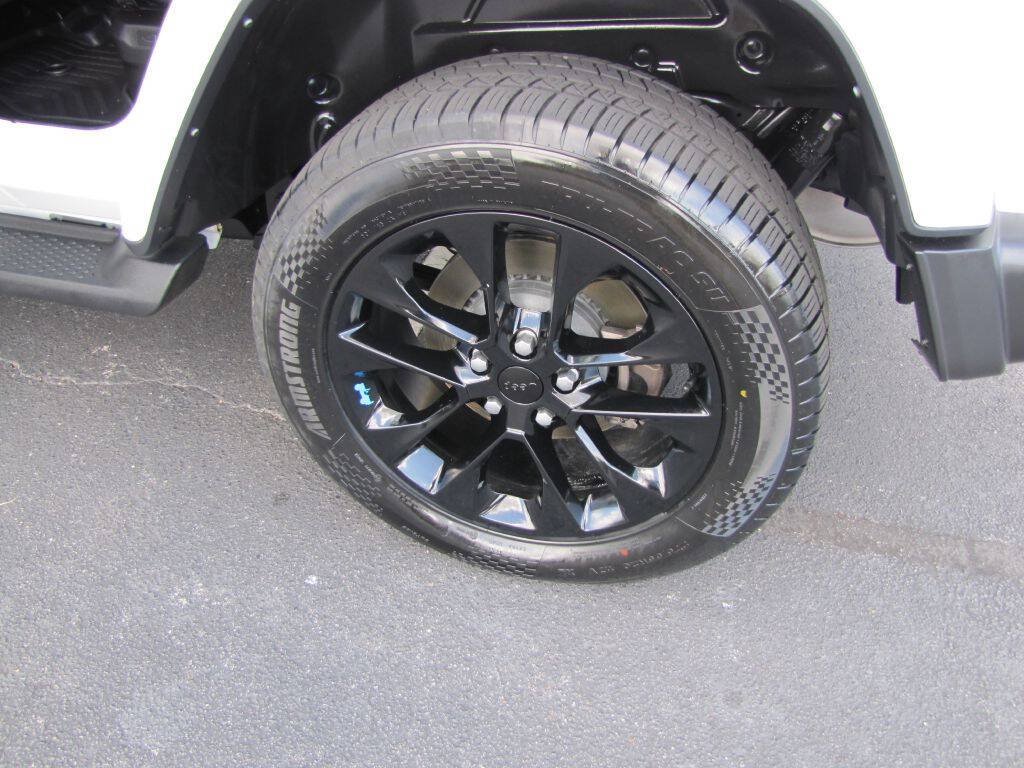 Used 2022 Jeep Wrangler Unlimited Sahara AWD/4WD image 32