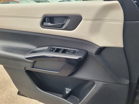 Used 2024 Nissan Pathfinder SV image 13