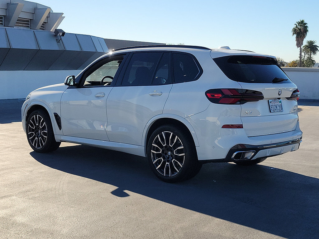 Used 2025 BMW X5 sDrive40i w/ M Sport Package RWD image 2