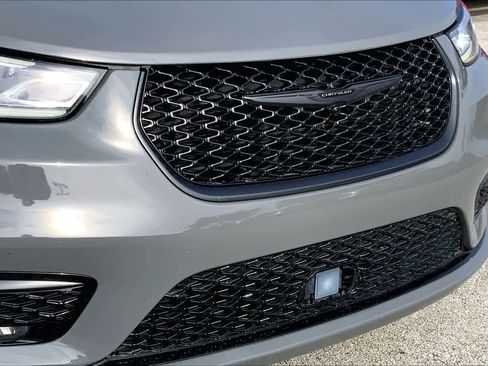 Certified 2025 Chrysler Pacifica Limited image 27