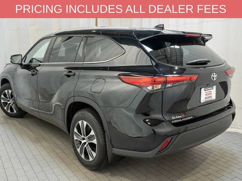 Used 2022 Toyota Highlander XLE AWD/4WD image 3