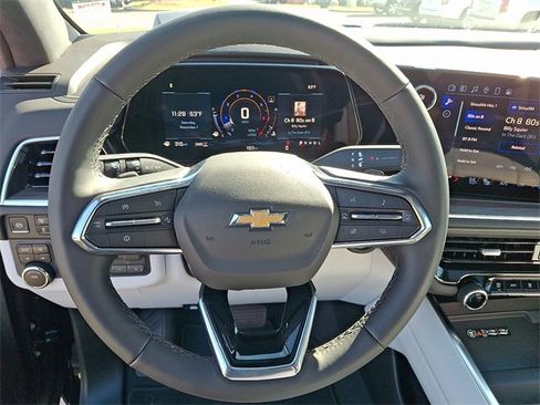 Used 2025 Chevrolet Suburban Premier image 17