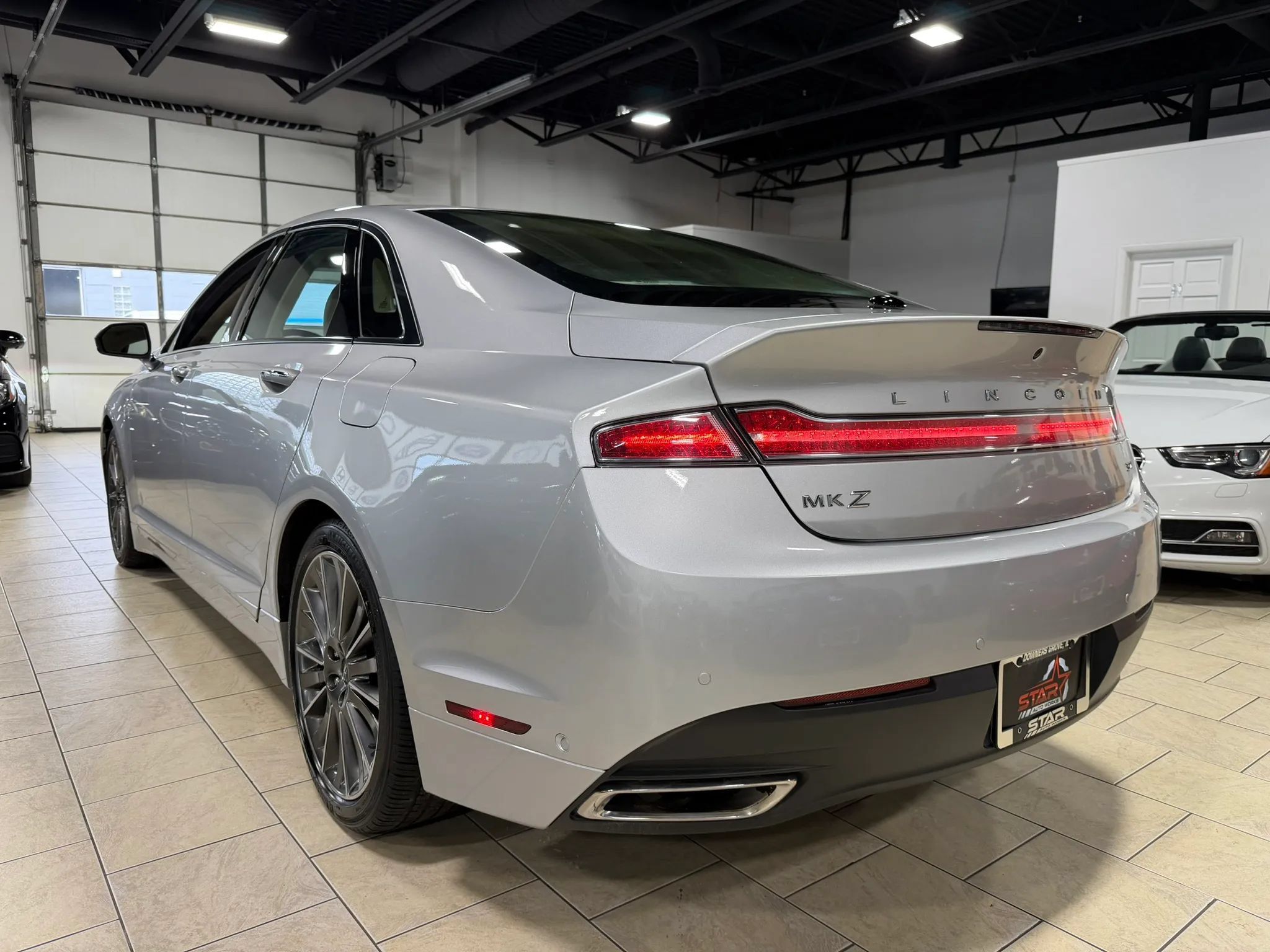 Used 2013 Lincoln MKZ FWD image 4