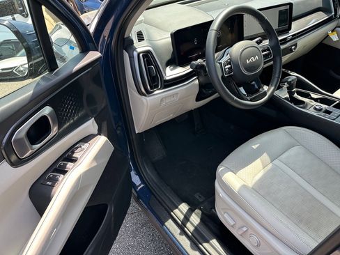 Used 2025 Kia Sorento S w/ Panoramic Sunroof Package image 6