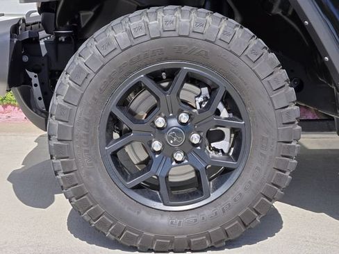 Certified 2025 Jeep Gladiator Sport AWD/4WD image 13