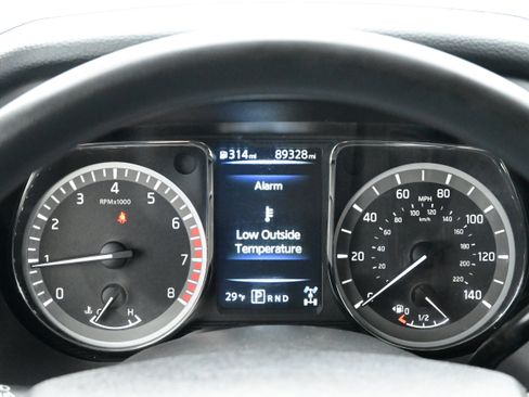 Used 2018 Nissan Titan SV image 21