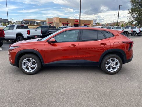 Used 2024 Chevrolet Trax LS w/ LS Convenience Package FWD image 2