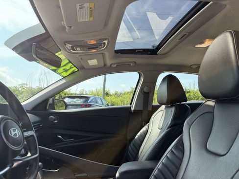 Certified 2025 Hyundai Elantra Limited FWD image 15