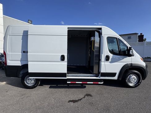 Used 2025 RAM ProMaster 2500 w/ Convenience Group image 11