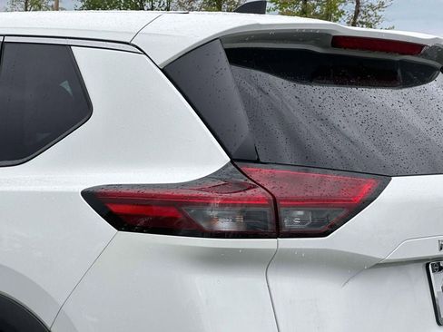 Used 2023 Nissan Rogue S AWD/4WD image 9