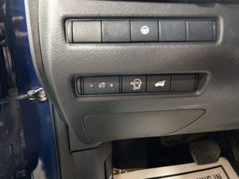 Used 2025 Nissan Rogue SV image 21