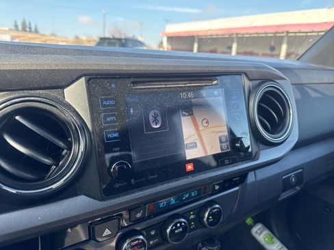 Used 2017 Toyota Tacoma TRD Sport image 16