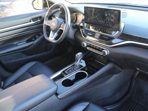 Used 2023 Nissan Altima 2.5 SR w/ SR Premium Package image 11