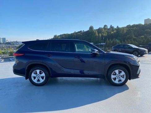 Used 2022 Toyota Highlander LE AWD/4WD image 3