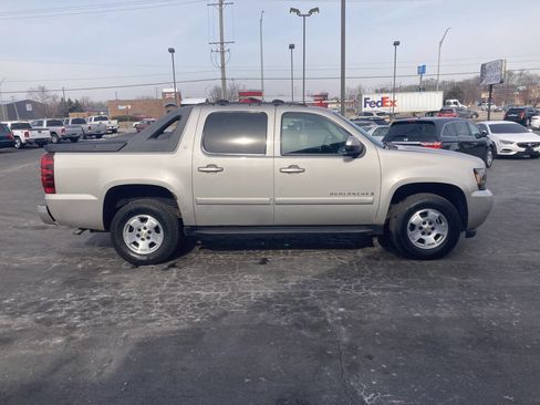 Used 2007 Chevrolet Avalanche LT w/ LT Preferred Equipment Group image 2
