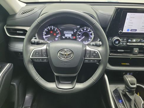 Certified 2024 Toyota Highlander XLE FWD image 15