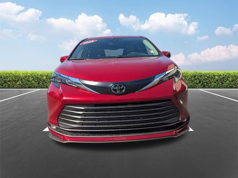Certified 2026 Toyota Sienna XLE FWD image 11
