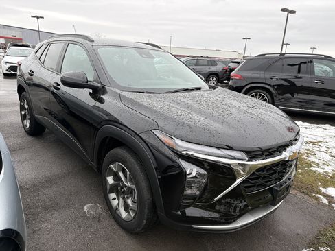 Used 2024 Chevrolet Trax LT w/ Driver Confidence Package image 2