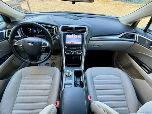 Used 2017 Ford Fusion SE w/ Fusion SE Technology Package FWD image 7