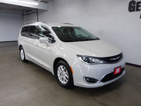 Used 2020 Chrysler Pacifica Touring-L FWD image 4