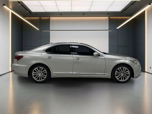 Used 2017 Lexus LS 460 w/ Comfort Package RWD image 7