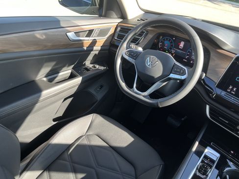 Certified 2024 Volkswagen Atlas SE w/ Black Wheel Package AWD/4WD image 9