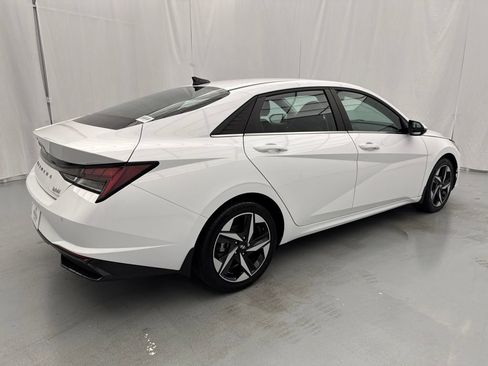 Used 2022 Hyundai Elantra Limited FWD image 12