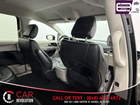 Used 2024 Chrysler Pacifica Touring-L FWD image 50
