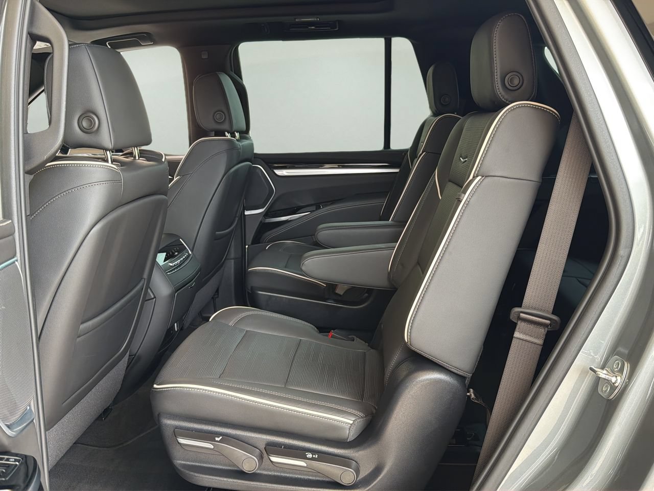 Used 2025 Cadillac Escalade Sport AWD/4WD image 16