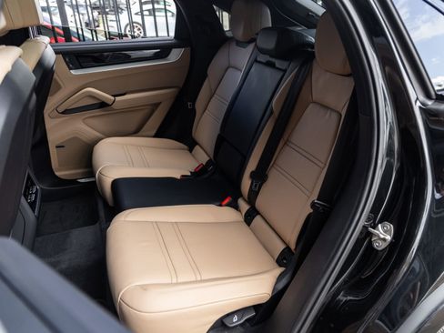 Certified 2024 Porsche Cayenne Coupe AWD/4WD image 33