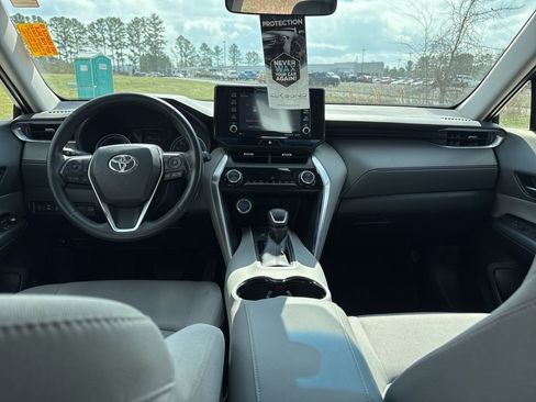 Used 2022 Toyota Venza LE image 8