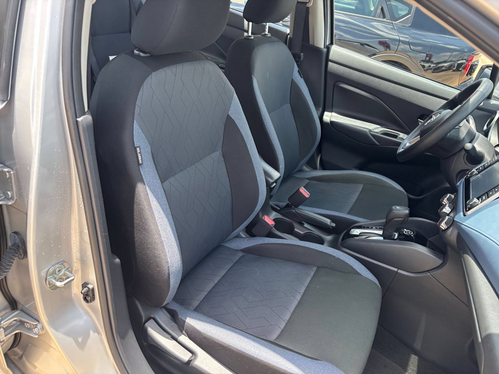 Used 2025 Nissan Versa SV FWD image 33