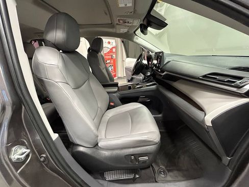 Used 2022 Toyota Sienna XLE FWD image 42
