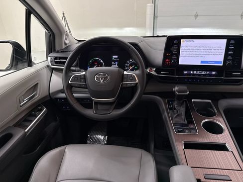 Used 2021 Toyota Sienna XLE w/ XLE Plus Package FWD image 14