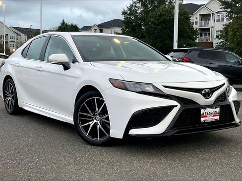 Used 2023 Toyota Camry SE w/ Cold Weather Package image 2