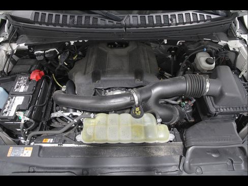 Used 2019 Ford Expedition XLT w/ Equipment Group 202A AWD/4WD image 24
