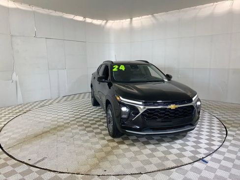 Used 2024 Chevrolet Trax LT w/ Driver Confidence Package FWD image 1