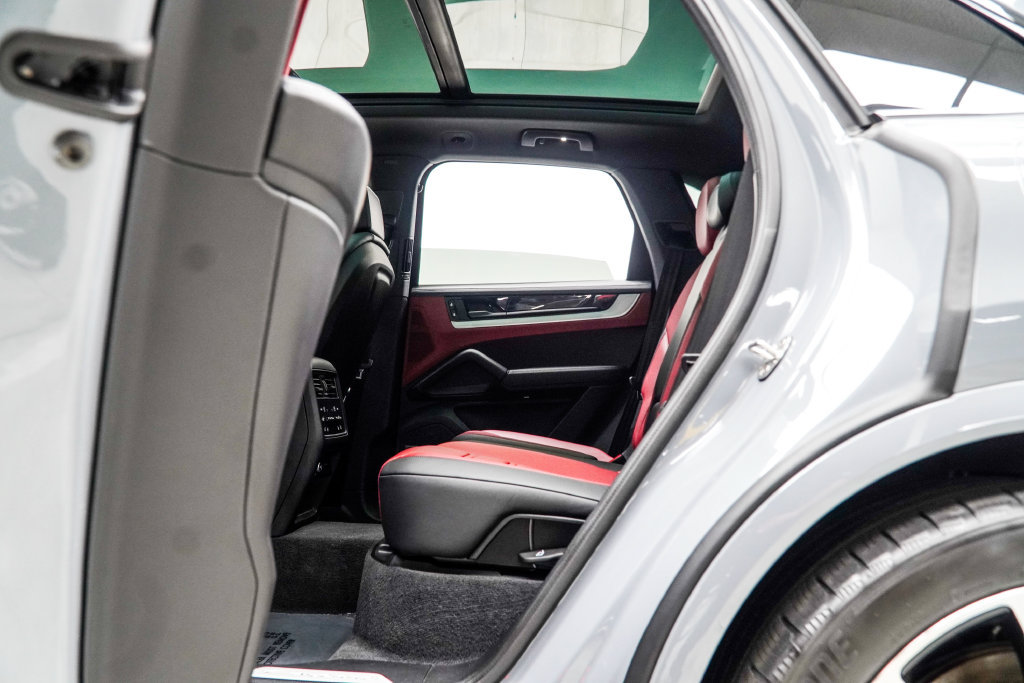 Used 2024 Porsche Cayenne AWD/4WD image 55