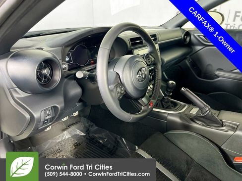 Used 2025 Toyota GR86 Premium w/ ALL Weather Mat Package (TMS) RWD image 3