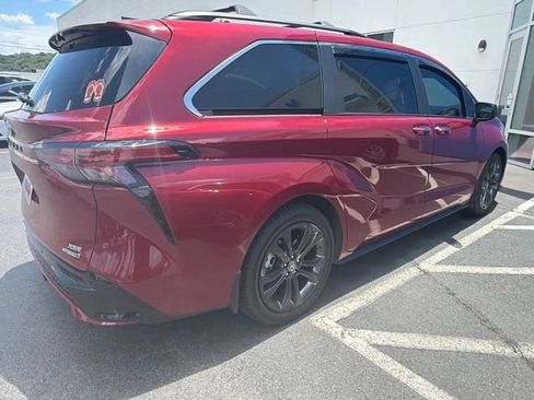 Used 2023 Toyota Sienna XSE FWD image 7