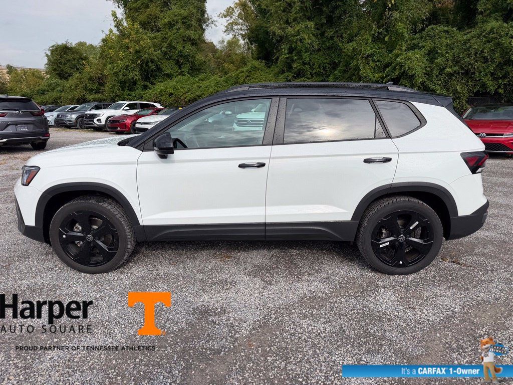 Used 2025 Volkswagen Taos SE AWD/4WD image 2