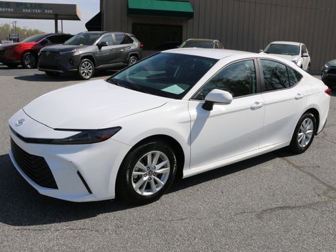 Used 2025 Toyota Camry LE image 1