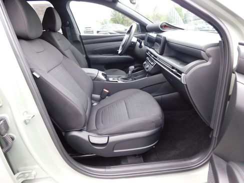 Used 2025 Hyundai Santa Cruz SE FWD image 18