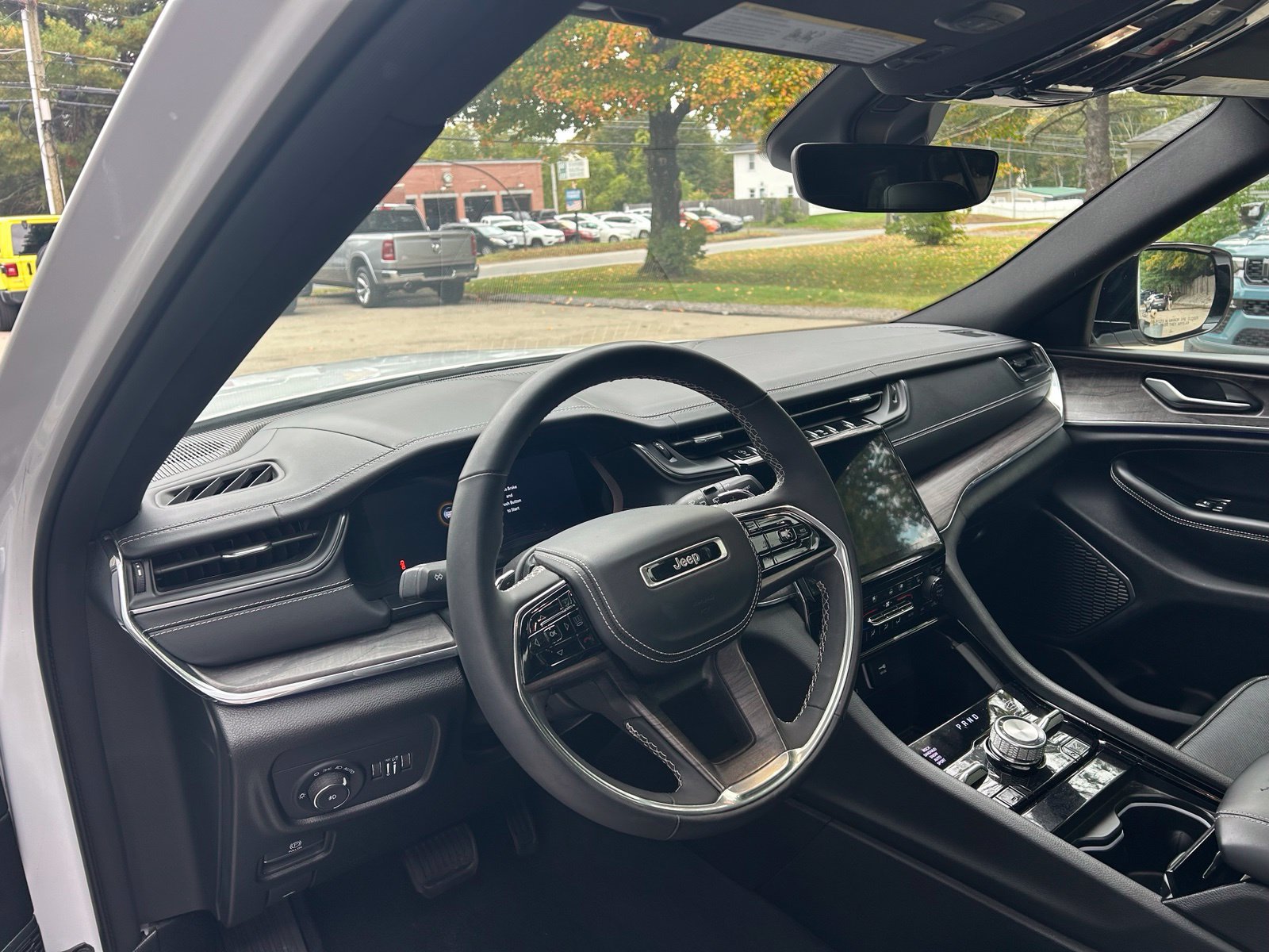 Used 2023 Jeep Grand Cherokee Overland AWD/4WD image 12