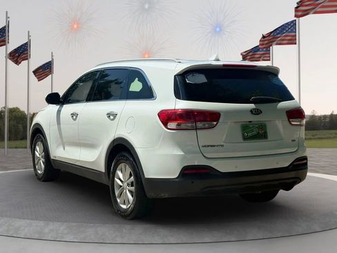 Used 2017 Kia Sorento LX w/ LX Convenience Package image 5