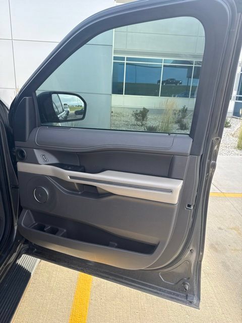 Used 2019 Ford Expedition Max XLT w/ Equipment Group 202A AWD/4WD image 8