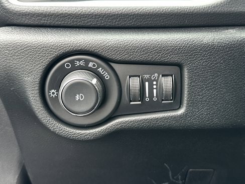 New 2026 Chrysler Pacifica Select image 11