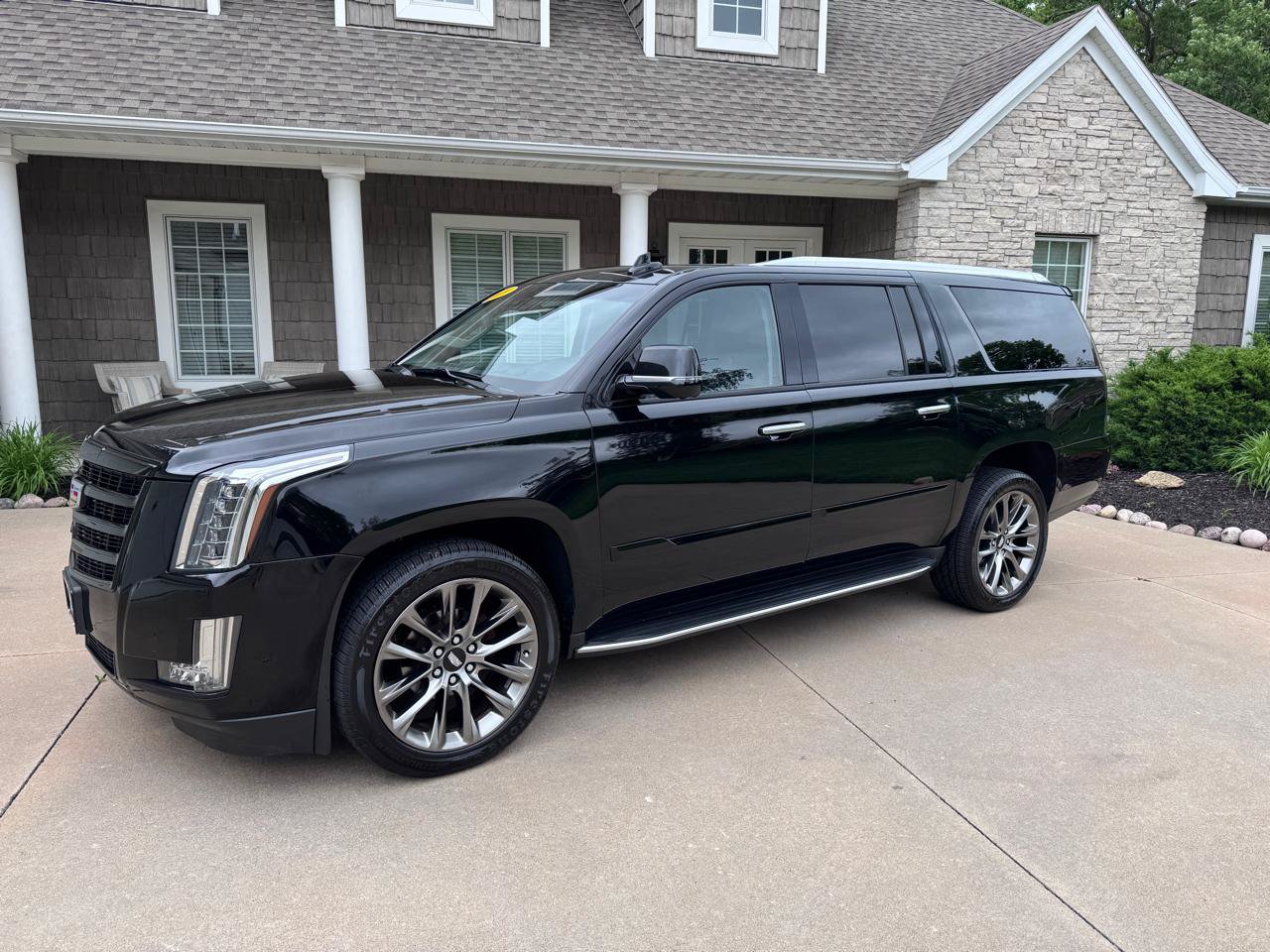 Used 2019 Cadillac Escalade ESV Luxury w/ Escalade Sport Edition AWD/4WD image 2