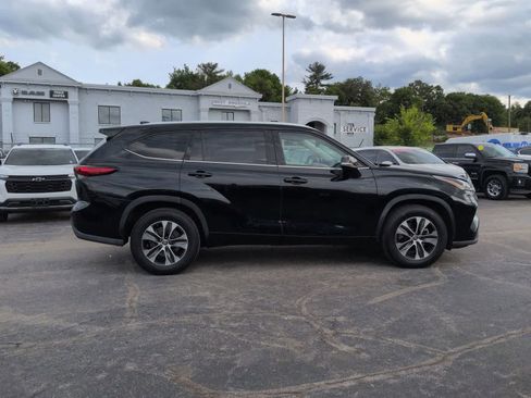Used 2021 Toyota Highlander XLE FWD image 9