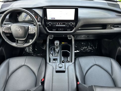 Used 2025 Toyota Grand Highlander AWD image 13